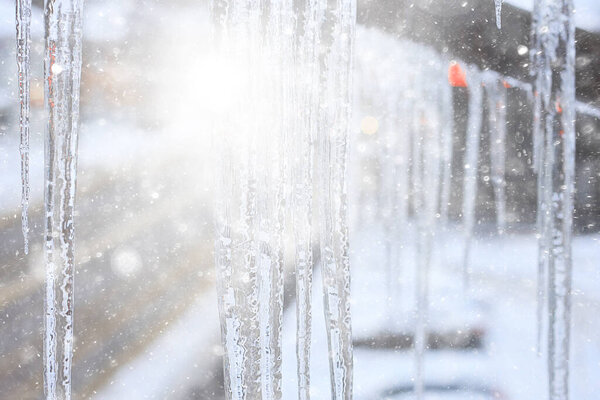 сосульки на крыше городской вид на зимний город