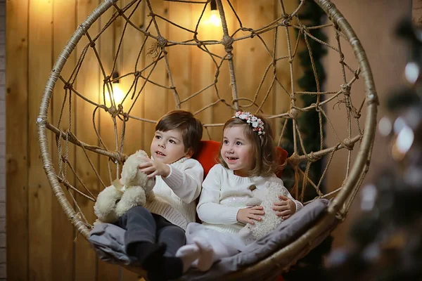 Irmãozinho Irmã Interior Ano Novo Estúdio Decorado Natal Feriados — Fotografia de Stock