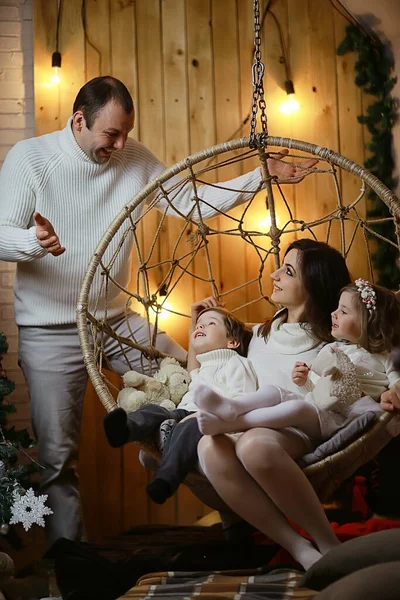 Familie Met Kleine Kinderen Nieuwjaarsboom December Vakantie Thuis — Stockfoto