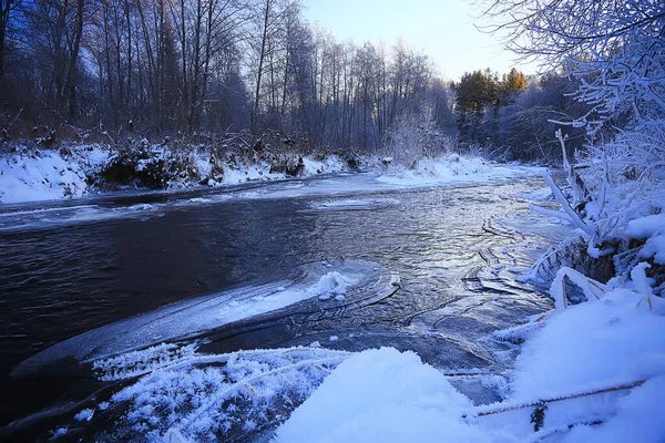 Krajobraz Rzeka Zima Sezonowe Widok Woda Śnieg Las — Zdjęcie stockowe
