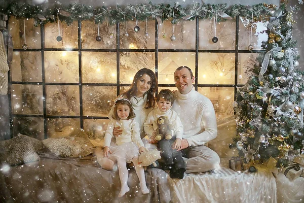 Família Com Crianças Pequenas Árvore Ano Novo Férias Dezembro Casa — Fotografia de Stock