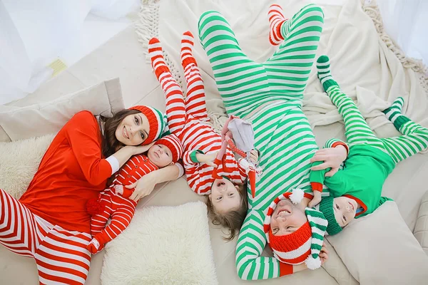 Noel Pijaması Çizgili Çocuklu Parti Ailesi Yeni Yıl Kostümleri Yatakta — Stok fotoğraf
