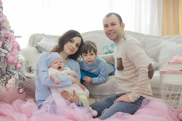 Familie Met Kleine Kinderen Nieuwjaarsboom December Vakantie Thuis — Stockfoto