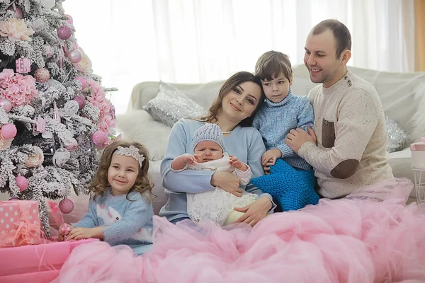 Família Com Crianças Pequenas Árvore Ano Novo Férias Dezembro Casa — Fotografia de Stock