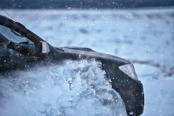 Внедорожник Дрейф Снежном Поле Приключения Зимняя Скорость Природа — стоковое фото