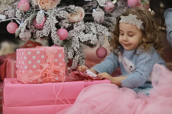 Menina Com Presentes Natal Pela Árvore — Fotografia de Stock