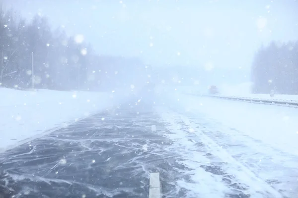 Zima Autostrada Opady Śniegu Tło Mgła Słaba Widoczność — Zdjęcie stockowe