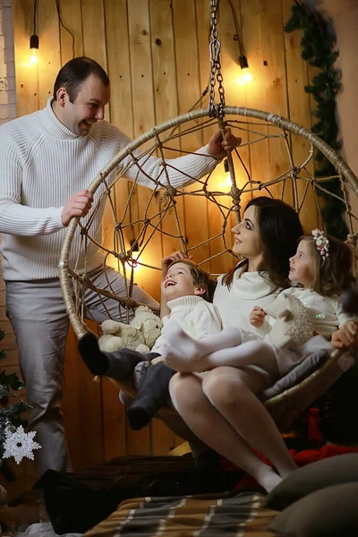Familia Con Niños Pequeños Árbol Año Nuevo Vacaciones Diciembre Casa — Foto de Stock