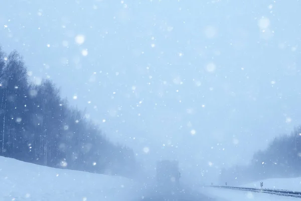 Zimní Dálnice Sněžení Pozadí Mlha Špatná Viditelnost — Stock fotografie
