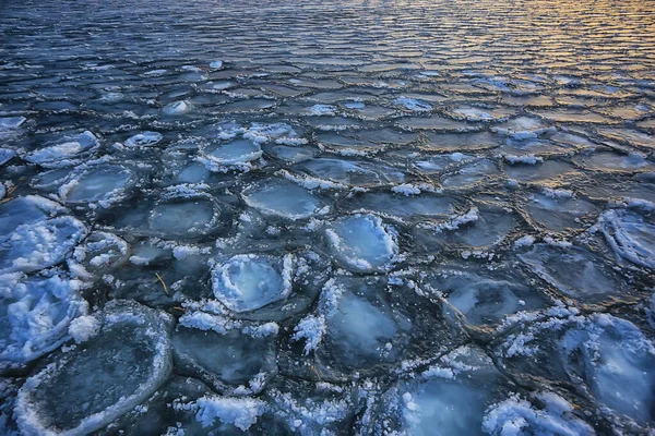 Mrożenie Morze Lód Okrągłe Kawałki Ocean Tło Zima Klimat Wybrzeże — Zdjęcie stockowe