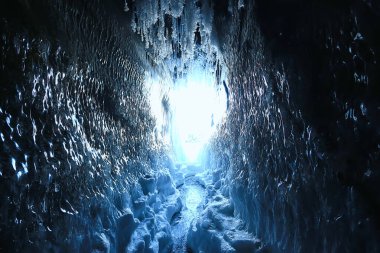Buz mağarası kışı. Donmuş doğa manzarası.