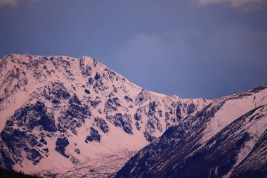 Dağlar karlı zirveler, soyut kışın manzarası