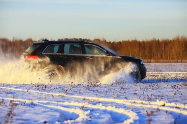 off-road aracı kar macerasında sürükleniyor kış hızı doğa