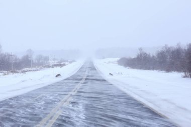 kış karayolu arka plan sisi görüş mesafesi düşük