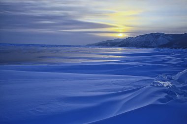 Kış manzarası Olkhon Adası, Baykal Gölü Rusya