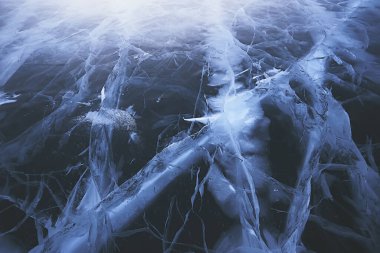 Buz dokusu Baykal 'ı çatlatıyor, soyut arkaplan kış buzu şeffaf mavi