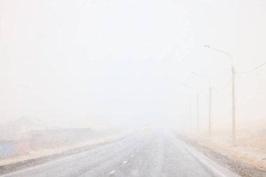 kış karayolu arka plan sisi görüş mesafesi düşük