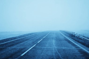 kış karayolu arka plan sisi görüş mesafesi düşük