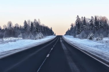Kış manzarası ağaçları kırağı kaplamış.