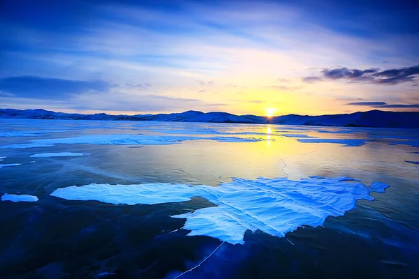 Paisagem Gelo Baikal Época Inverno Gelo Transparente Com Rachaduras Lago — Fotografia de Stock