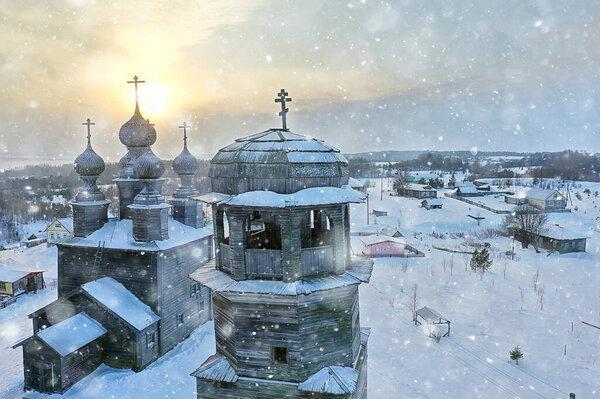 деревянная церковь зимний вид сверху, ландшафт русской северной архитектуры