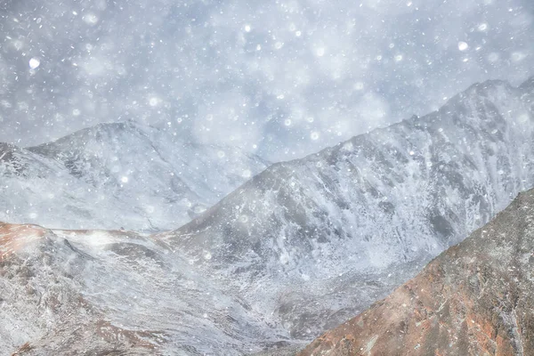 Dağlar Karla Kaplı Altai Manzarası Arka Planda Kar Zirvesi Manzarası — Stok fotoğraf