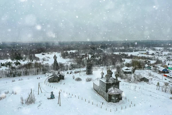 木制教堂冬季顶景 风景秀丽的俄罗斯北部建筑 — 图库照片