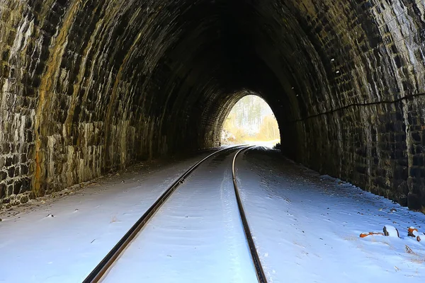 トンネル鉄道建築暗闇の光 — ストック写真