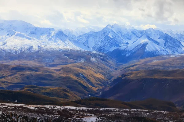 Dağlar karla kaplı altai manzarası, arka planda kar zirvesi manzarası