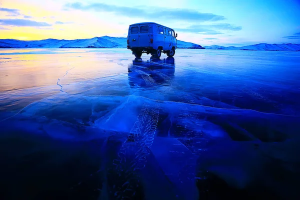 Baykal Gölü Üzerindeki Road Aracı Olkhon Kışın Aşırı Otomobil Yolculuğu — Stok fotoğraf