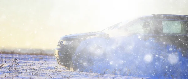 Terränggående Fordon Drift Snö Fält Äventyr Vinter Hastighet Natur — Stockfoto