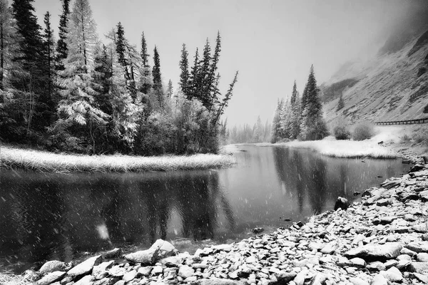 Rio Montanhas Neve Sazonal Paisagem Fundo Vista Panorâmica — Fotografia de Stock