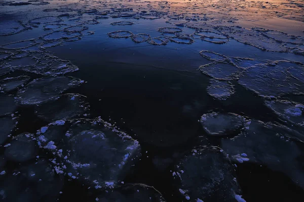 凍る海氷の丸い破片海の背景冬の気候の海岸 — ストック写真