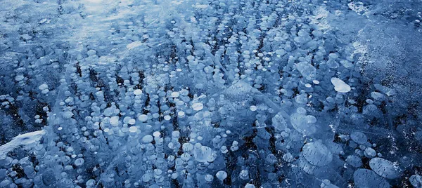 テクスチャアイス気泡空気バイカルガス硫化水素自然冬の背景 — ストック写真