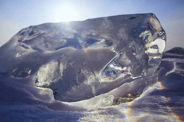冰层上一块冰 自然冬季水晶体透明室外 — 图库照片