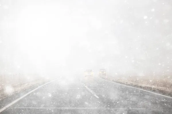 Winter Snelweg Sneeuw Achtergrond Mist Slecht Zicht — Stockfoto