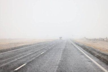 kış karayolu arka plan sisi görüş mesafesi düşük