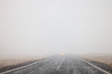 kış karayolu arka plan sisi görüş mesafesi düşük