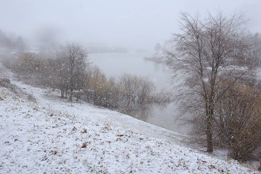 Kış manzarası ağaçları kırağı kaplamış.