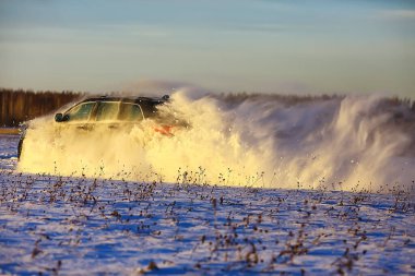 off-road aracı kar macerasında sürükleniyor kış hızı doğa