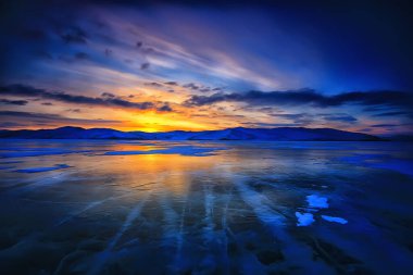 Baykal buz manzarası, kış mevsimi, gölde çatlakları olan şeffaf buz.