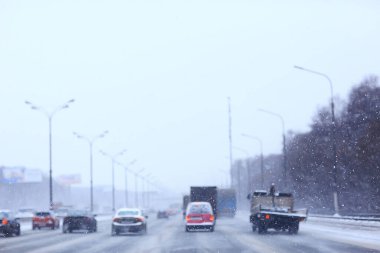 Kışın kentin trafik sıkışıklığında kar yağışı, mevsimlik kar yolu