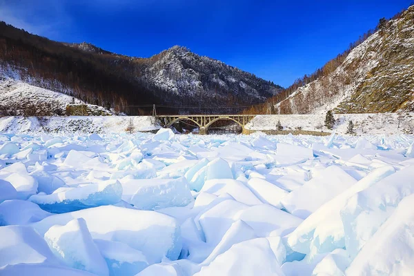 Baikal Ijslandschap Winterseizoen Transparant Ijs Met Barsten Het Meer — Stockfoto