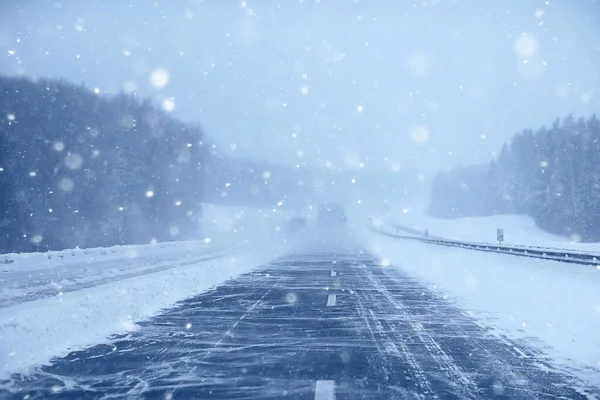 Zima Autostrada Opady Śniegu Tło Mgła Słaba Widoczność — Zdjęcie stockowe