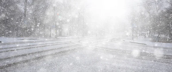 冬季公路降雪背景雾能见度低 — 图库照片