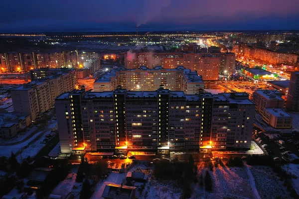 夜の街の最上階の冬 建築上の屋根のファサードライト — ストック写真