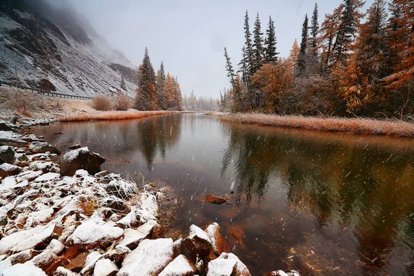 河流和高山雪地季节 景观背景 — 图库照片