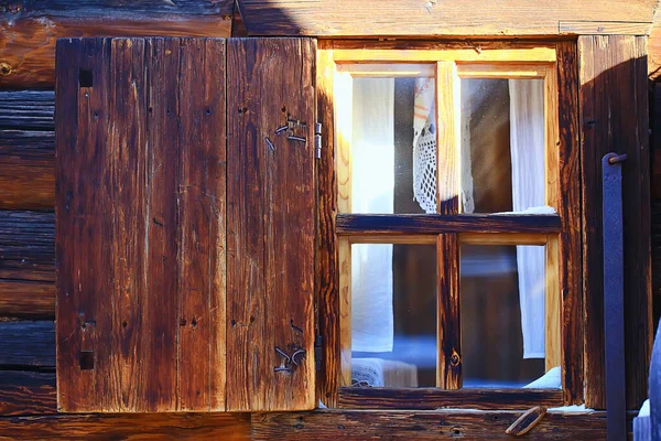 Παράθυρα Ένα Παλιό Ξύλινο Σπίτι Ρωσικό Σχεδιασμό Βόρεια Αρχιτεκτονική — Φωτογραφία Αρχείου