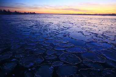 Dondurucu deniz buzu yuvarlak parçalar, okyanus arka planı kış iklim kıyısı