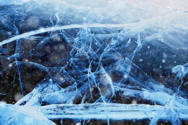 Buz dokusu Baykal 'ı çatlatıyor, soyut arkaplan kış buzu şeffaf mavi